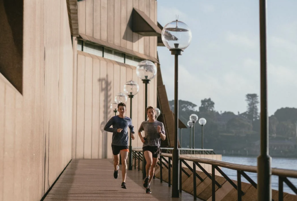 Ανδρας και γυναίκα τρέχουν