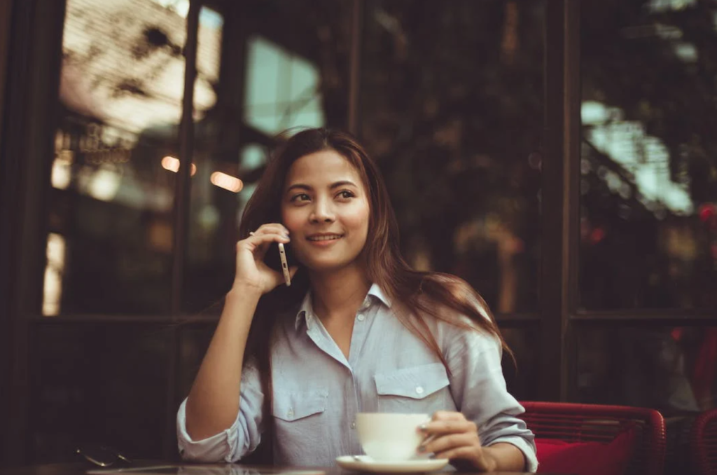 Γυναίκα μιλάει στο κινητό