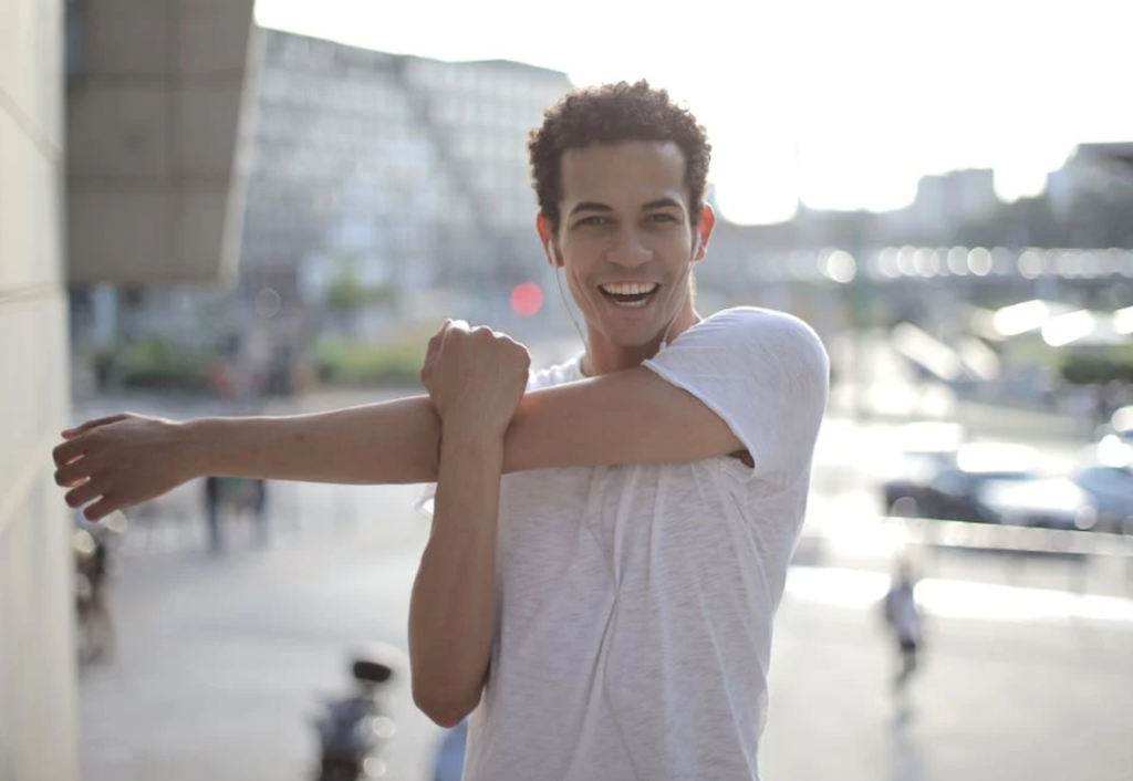 Άνδρας κάνει διατάσεις χαμογελαστός