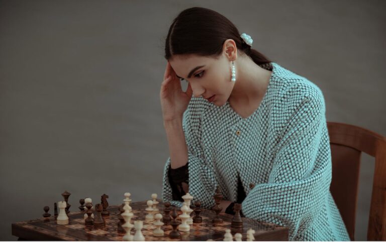 Γυναίκα παίζει σκάκι