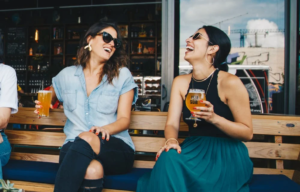 γυναίκες γελούν