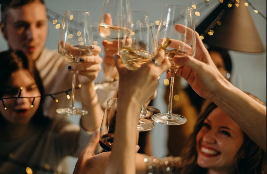 Παρέα τσουγκρίζει ποτήρια με κρασί