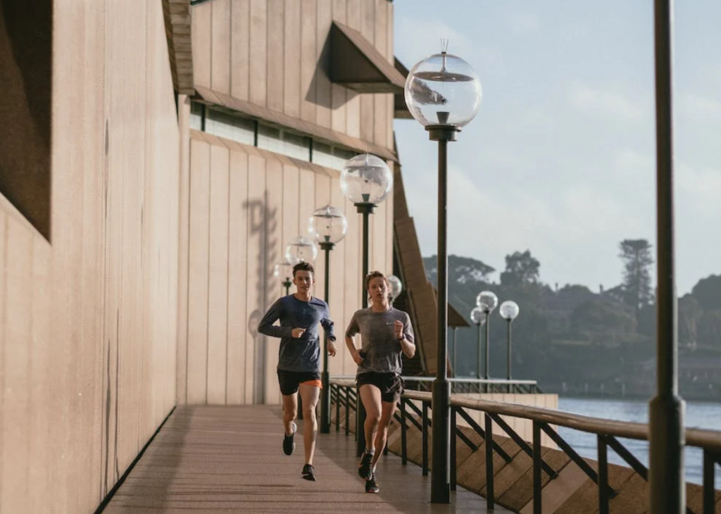 Ανδρας και γυναίκα τρέχουν σε διαδρομή κοντά στη θάλασσα