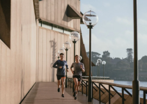 Ανδρας και γυναίκα τρέχουν σε διαδρομή κοντά στη θάλασσα