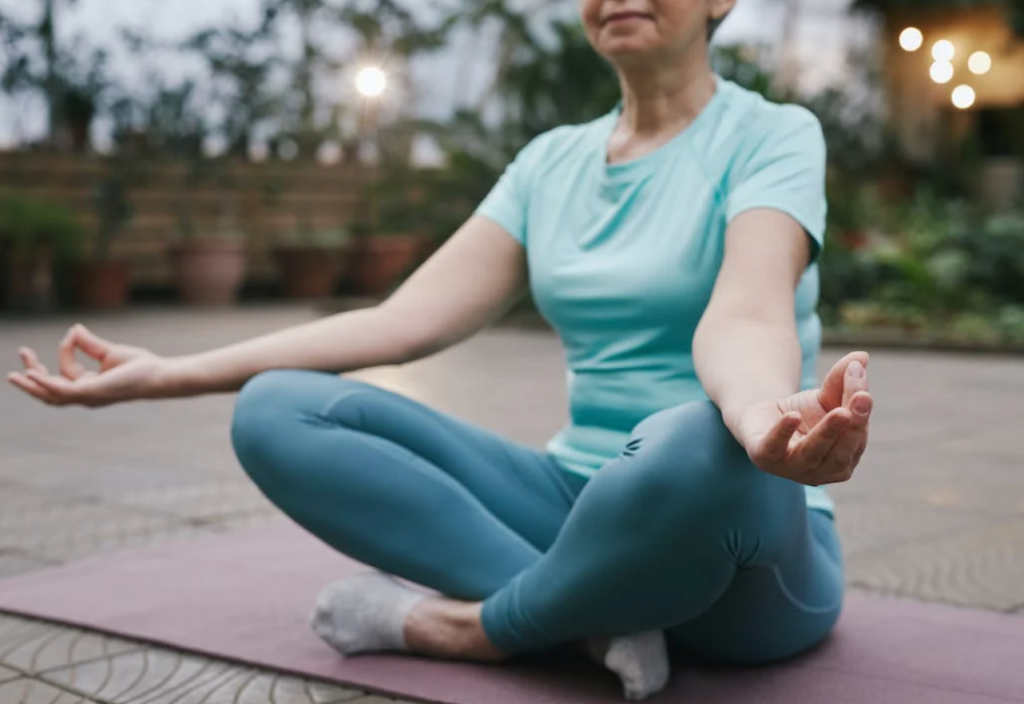 Γυναίκα μεγαλύτερης ηλικίας κάνει γιόγκα
