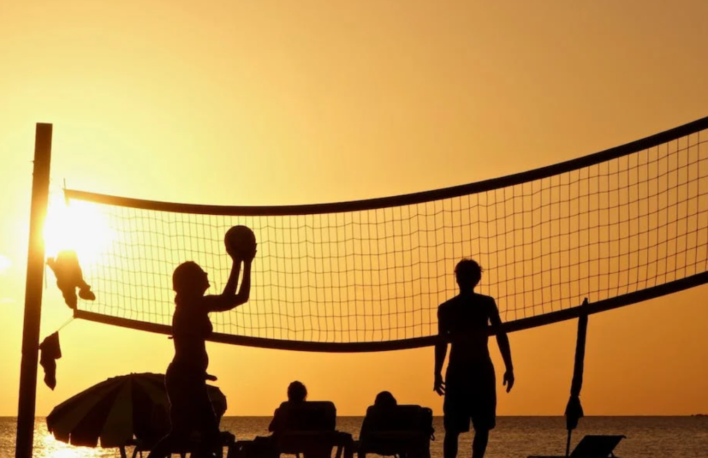 Άνθρωποι παίζουν βόλεϊ στην παραλία