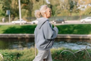 Γυναίκα μέσης ηλικίας τρέχει σε πάρκο