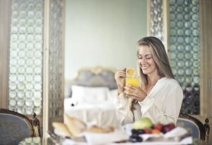 Γυναίκα πίνει πορτοκαλάδα