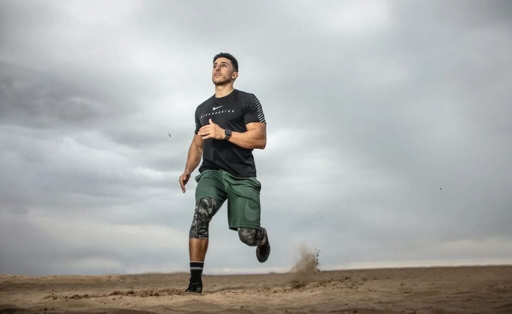 Ανδρας αθλητής τρέχει