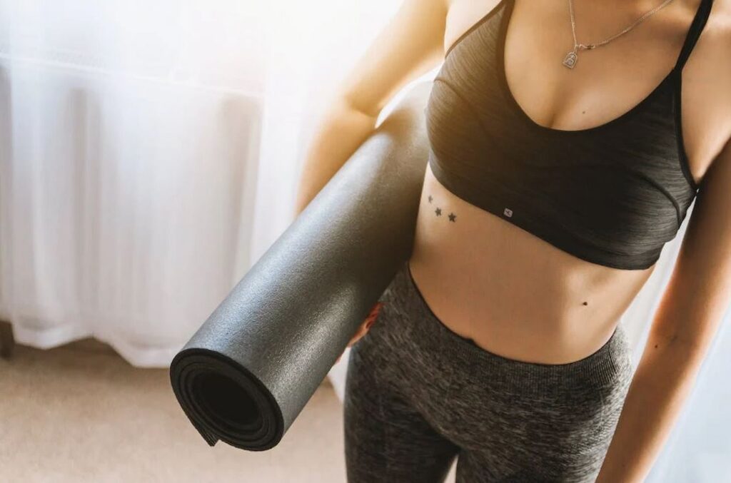 Γυναίκα με στρώμα για pilates