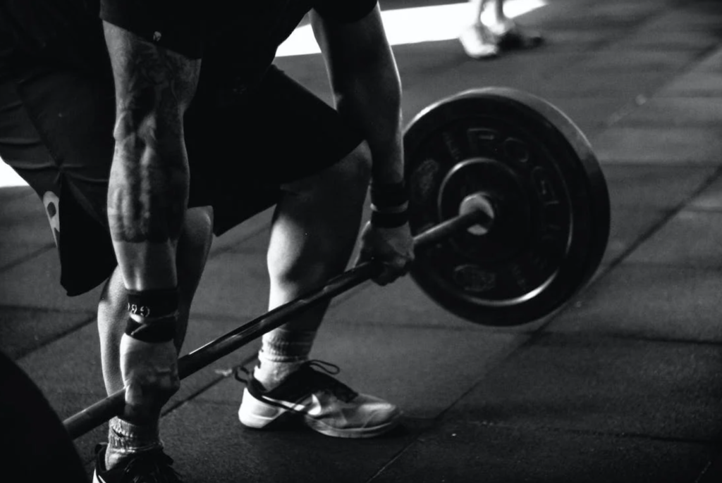 Ανδρας σηκώνει βάρη