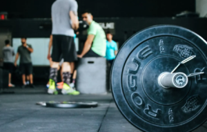 βάρη και ασκούμενοι σε γυμναστήριο