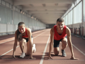 Άνδρας και γυναίκα έτοιμοι να τρέξουν