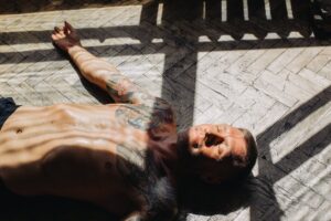 Άνδρας ξεκουράζεται μετά την προπόνηση