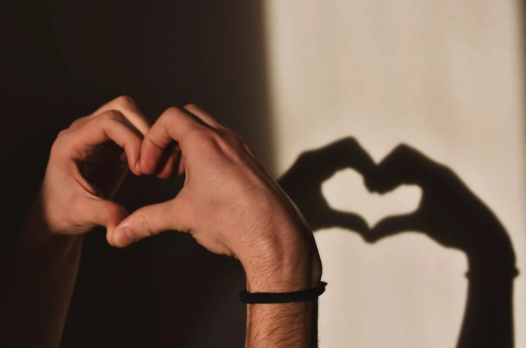 Χέρια κάνουν το σχήμα της καρδιάς