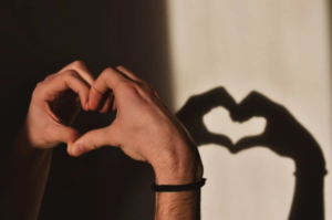 Χέρια κάνουν το σχήμα της καρδιάς