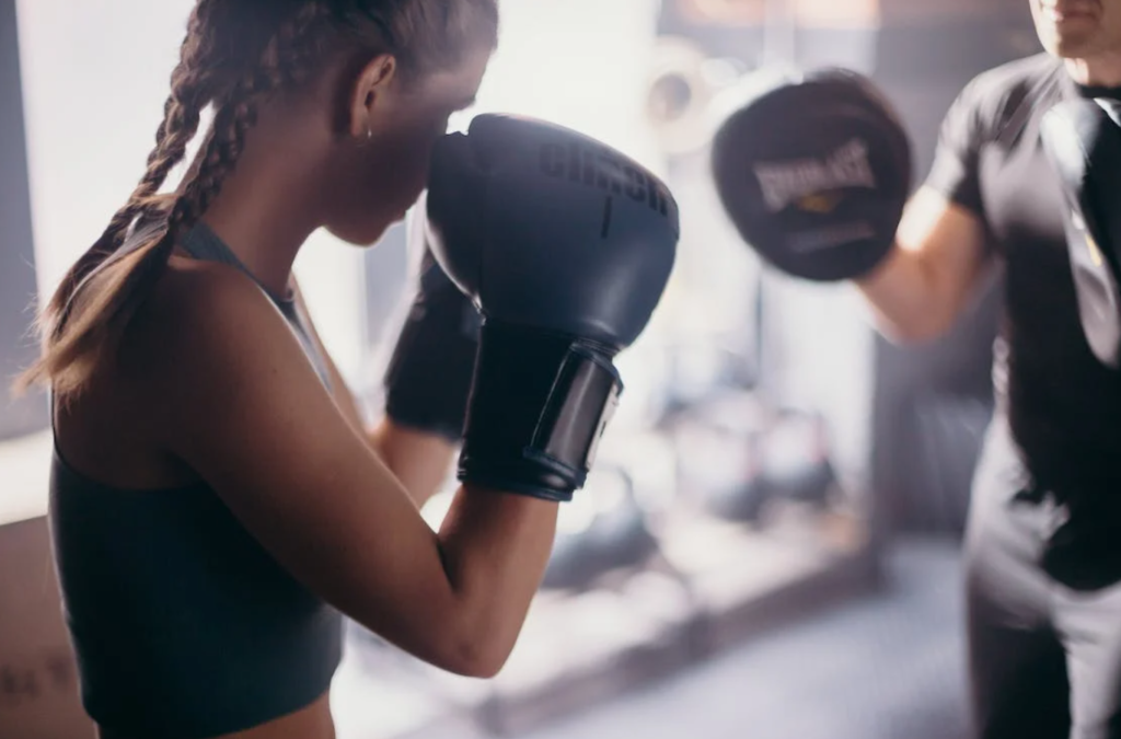 Αθλούμενη κάνει πυγμαχία, φορώντας γάντια