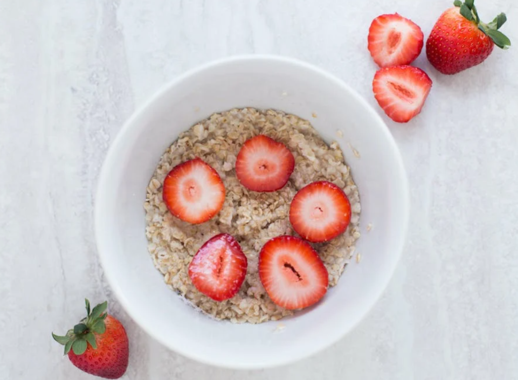 Μπολ με βρώμη και φράουλες