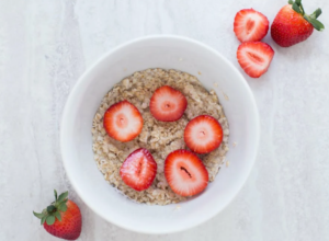 Μπολ με βρώμη και φράουλες