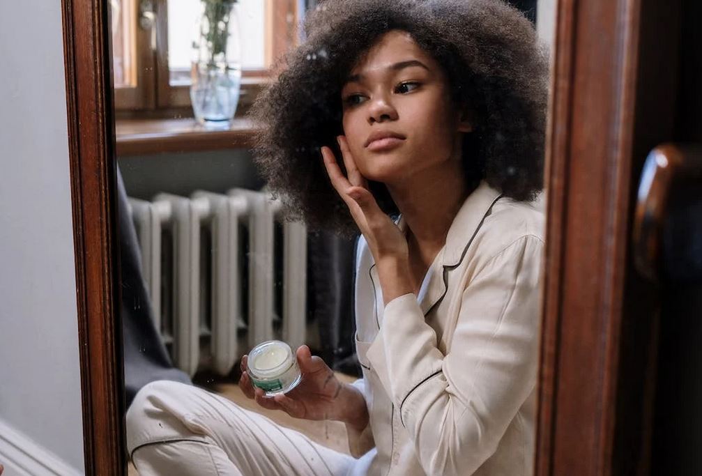 Γυναίκα τοποθετεί κρέμα προσώπου