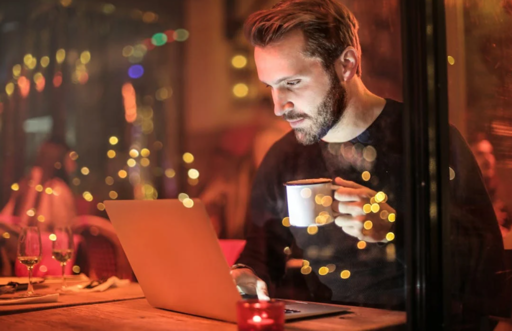 Ανδρας πίνει καφέ