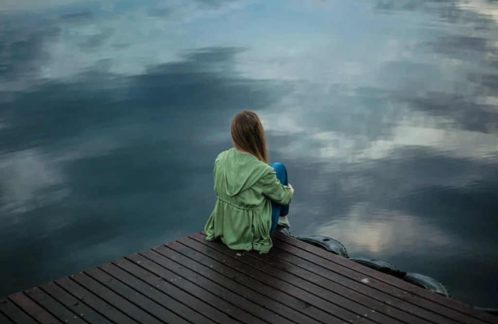 Γυναίκα αγναντεύει τη θάλασσα