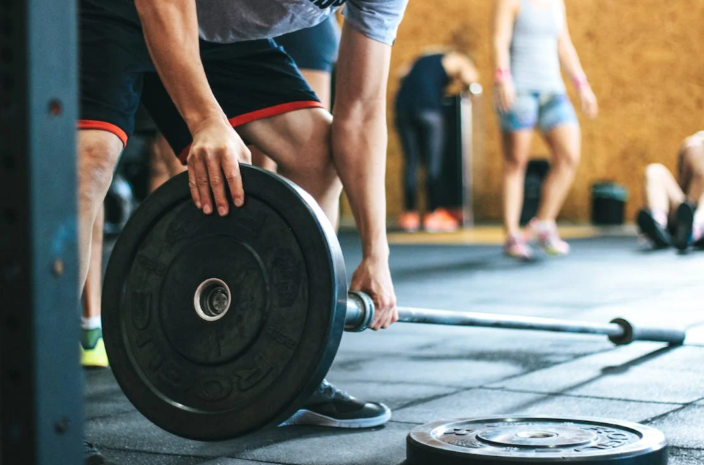 Ανδρας γυμνάζεται με βάρη