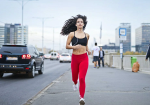 Γυναίκα τρέχει σε κεντρικό δρόμο