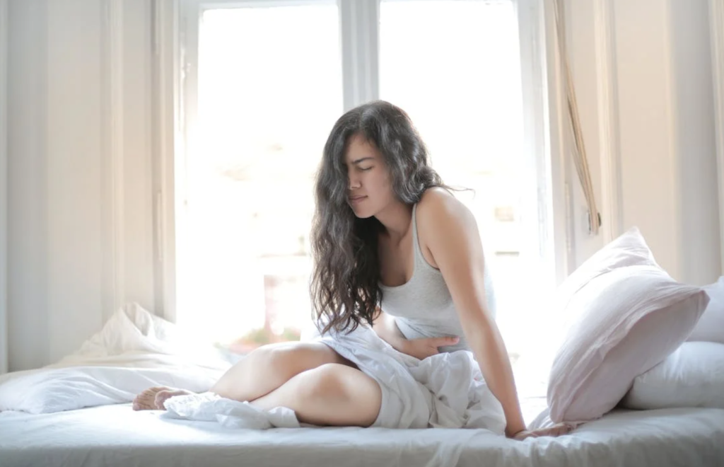 Γυναίκα κρατά το στομάχι της