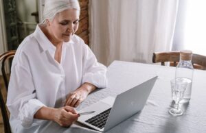 Ηλικιωμένη γυναίκα μπροστά σε λάπτοπ