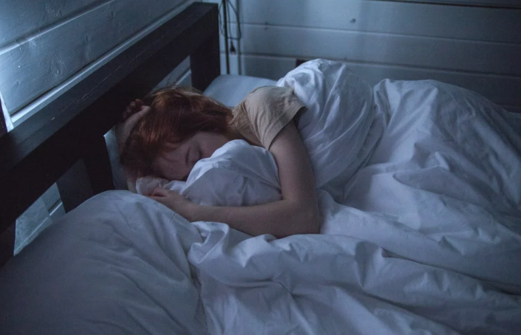 Γυναίκα κοιμάται στο κρεβάτι της