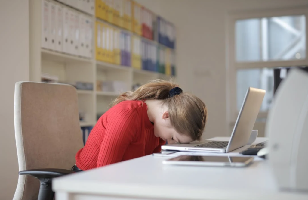 Γυναίκα κοιμάται μπροστά στον υπολογιστή