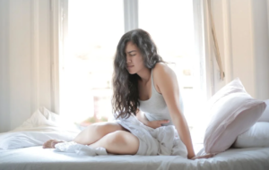 Γυναίκα με πόνο στην κοιλιά