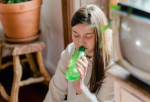 Γυναίκα πίνει ενεργειακό ποτό