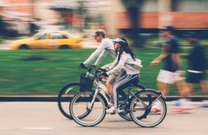 Ζευγάρι κάνει ποδήλατο στον δρόμο