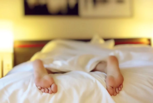 Πόδια στο κρεβάτι